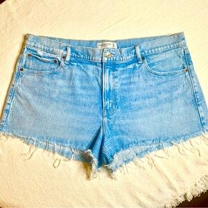 Abercrombie & Fitch The Mom Short Mid Rise Light Wash EUC Size 33/16